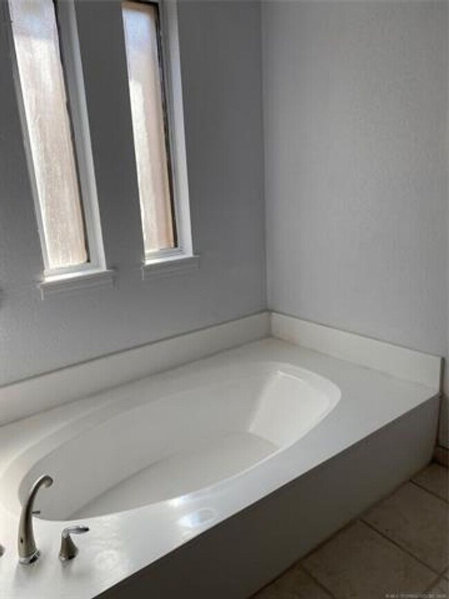 Building Photo - Spacious one-story with 4 bedrooms.