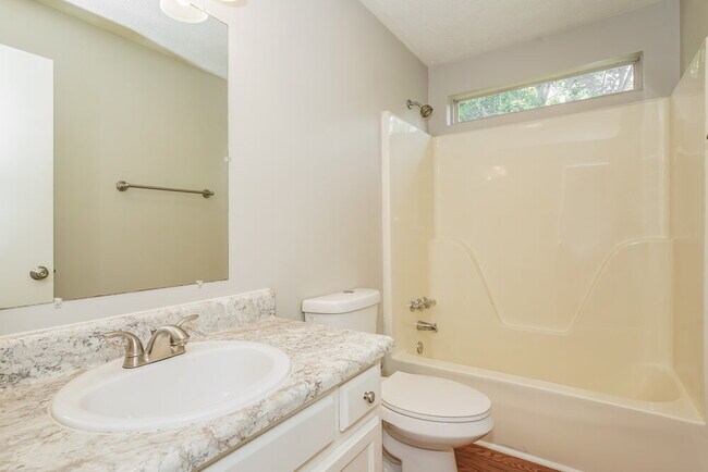 Building Photo - 3005 Creekview Ln