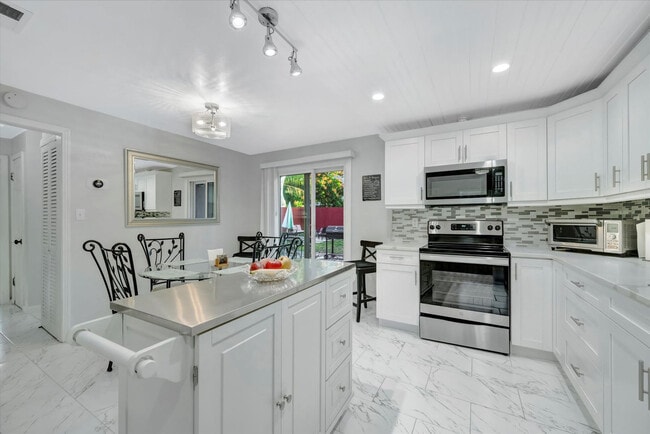 Building Photo - 4213 E Yukon St