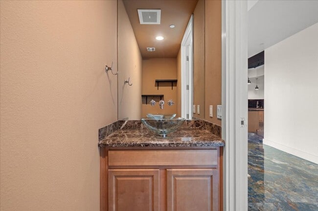 Building Photo - Fabulous Highrise Condo with Stripe Views!