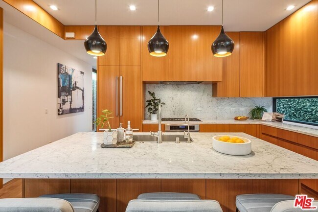 Building Photo - 722 Marine St