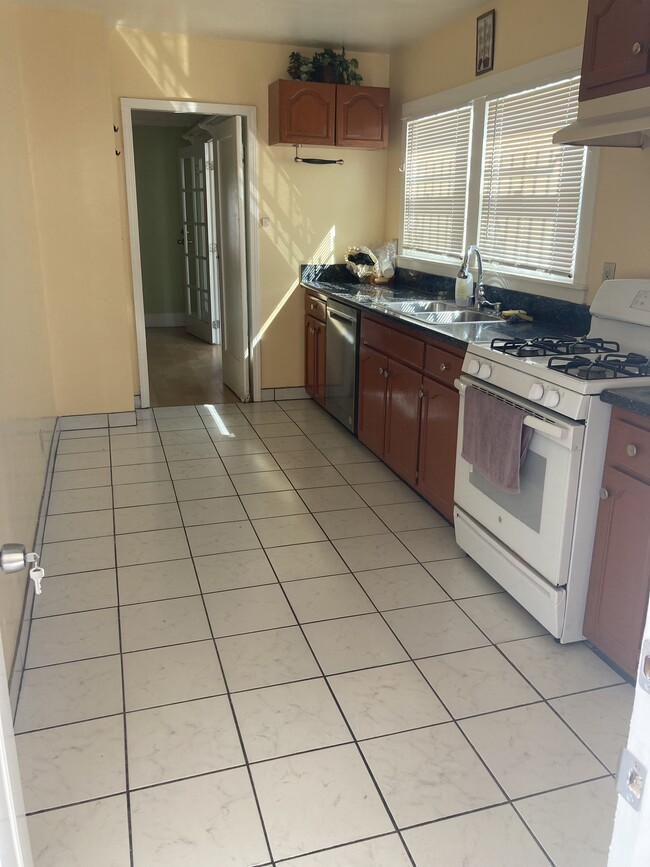 Kitchen - 6412 Fountain Ave