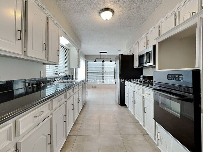 Building Photo - 4915 Chilton Dr