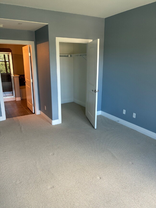Building Photo - Beautiful Updated 2-Bedroom, 2 Full Bathroom Mid-Rise Condo Available ASAP!