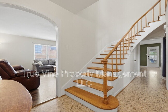 Building Photo - 2423 W Gramercy Pl