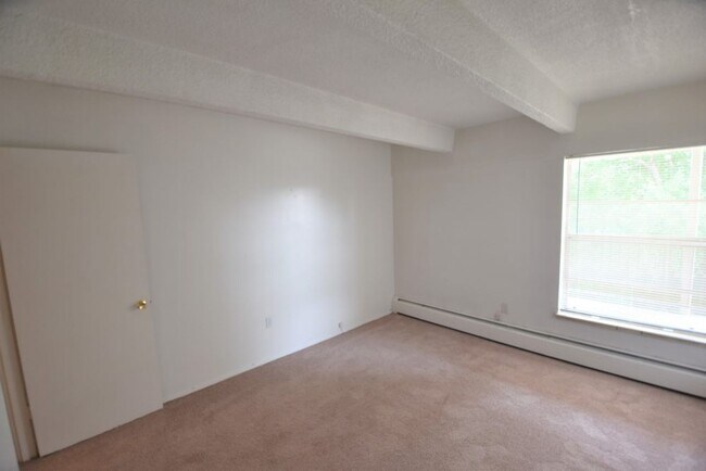 Building Photo - 2 Bedroom Condo Available at The Meadows