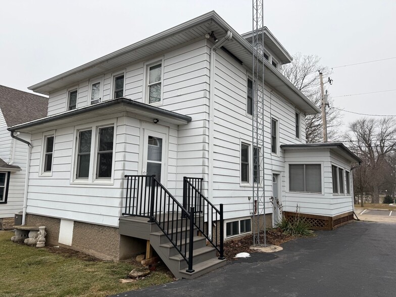 Building Photo - 307 E South St