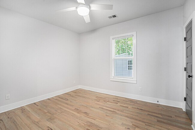 Building Photo - 4 Bedroom 3 Bath w/ Full Studio Basement