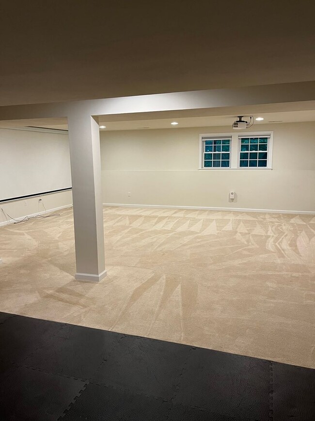 Building Photo - Large Executive 5 Br 3.5 Bath Home in Weymouth's Union Point Neighborhood