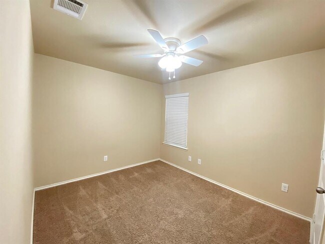 Building Photo - 2105 Meadow Park Dr