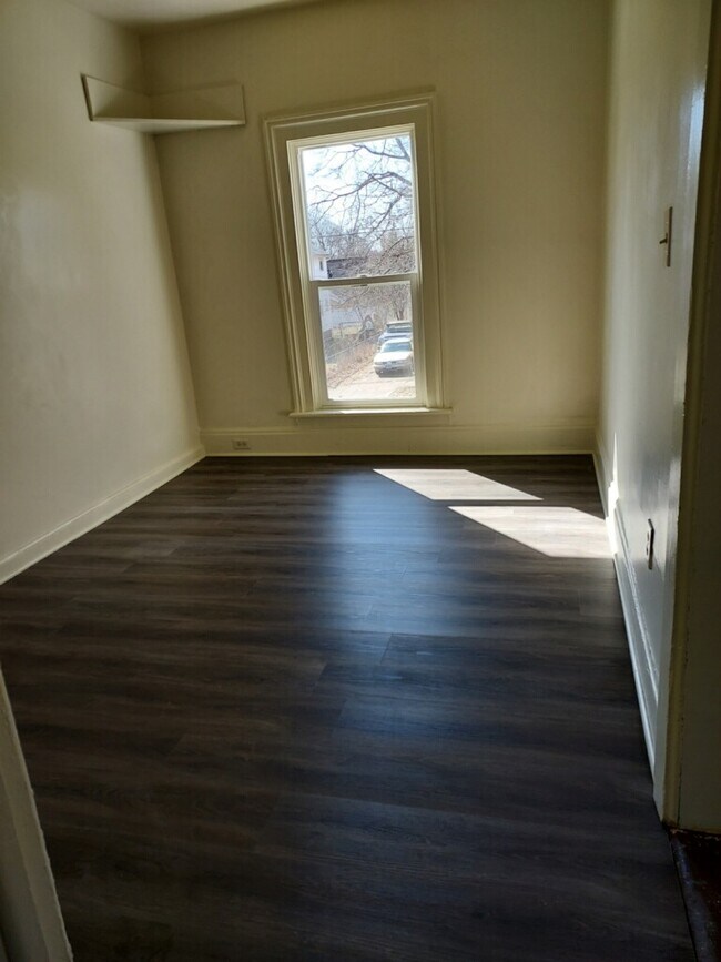 Building Photo - 524 Hallett St