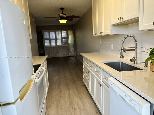 Building Photo - 6550 Royal Palm Blvd