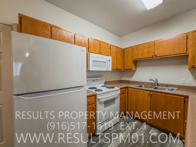 Building Photo - 1 Bed 1 Bath Roseville Condo with Attached Garage