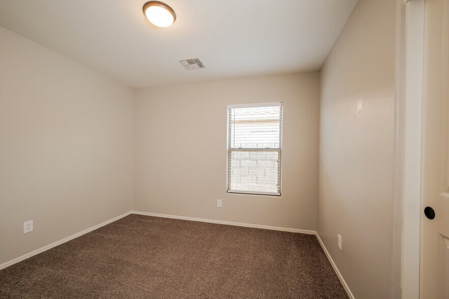 Building Photo - 30831 N Karen Ave