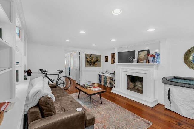 Building Photo - Charming and light-filled garden condo in ...