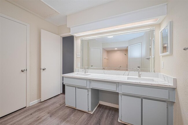 Building Photo - 2107 Shadowbriar Dr
