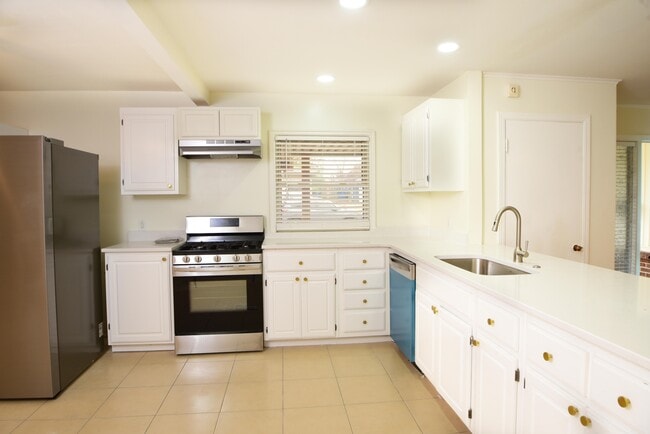 Building Photo - 3522 S Toledo Ave