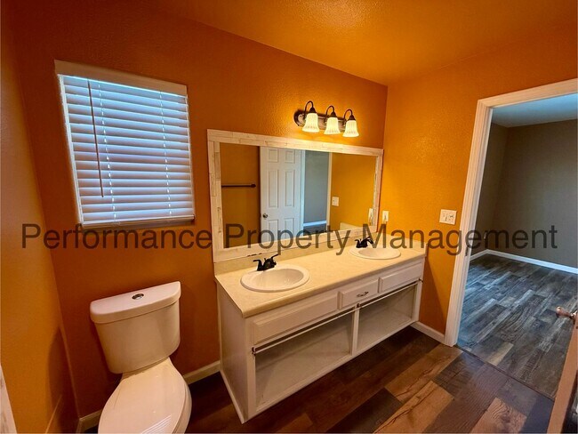 Building Photo - Updated 3 Bed/2 Bath Taft Home w/ Pool, Solar & $0 Deposit Option