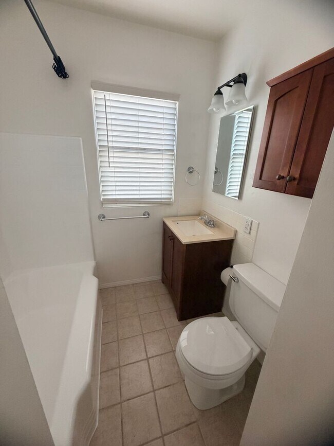 Building Photo - Lovely 2 bedroom with attached Garage