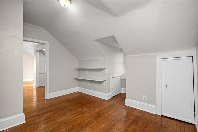 Building Photo - 3537 Buckingham St