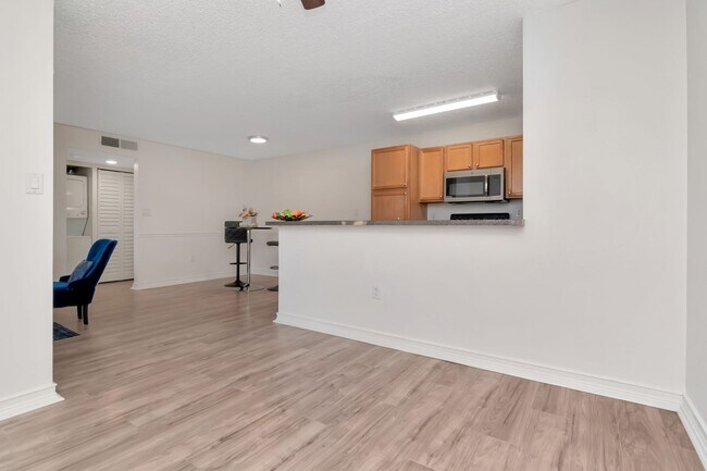 Building Photo - Ground Floor 1 BR + Den in Brandon with Resort Amenities