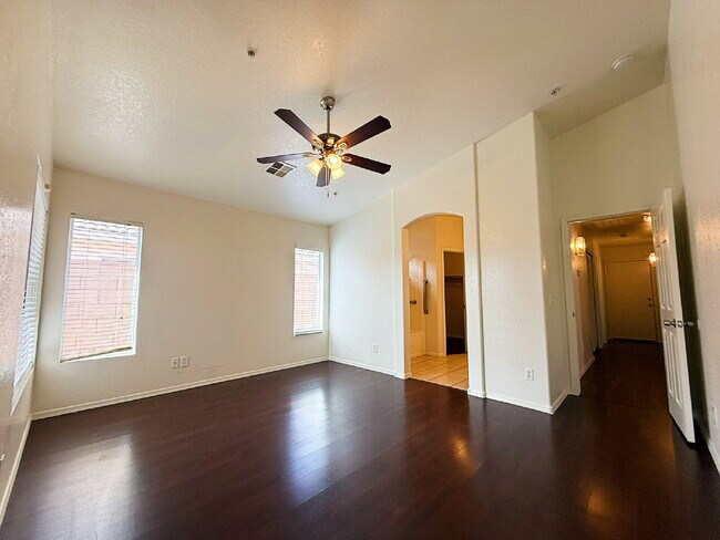 Building Photo - Stylish 1-story 1,301 Sq. Ft. House in Inv...