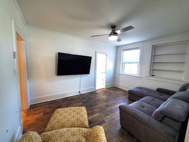 Building Photo - Beautiful 2BR/1BA Apartment with Utilities Included – Prime Downtown Location