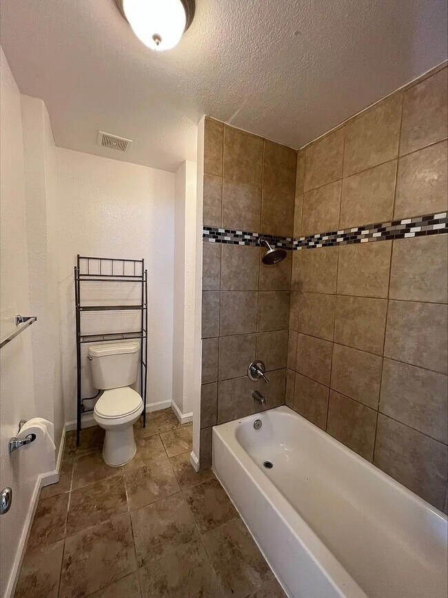 Building Photo - 3 Bedroom 1 1/2 Bath in Oak Park