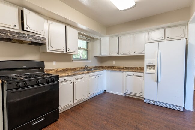 Building Photo - Midwest City Rent to Own!