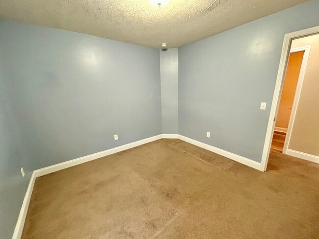 Building Photo - Large 4 Bed, 2.5 bath in Lexington!