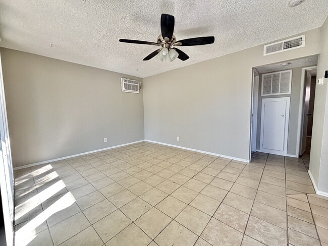 Building Photo - Refreshed and well-maintained 2 bed/1 bath upstairs apartment ready to go!