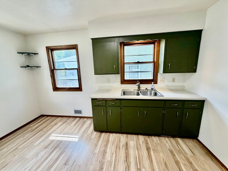Building Photo - 2098 Sherwood Ave