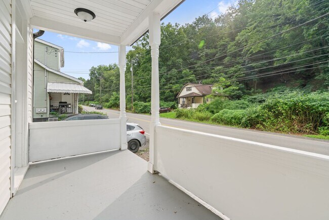 Building Photo - Updated 2 bedroom home in Turtle Creek ava...
