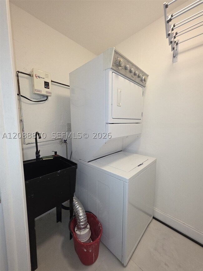 Building Photo - 12811 SW 43rd Dr