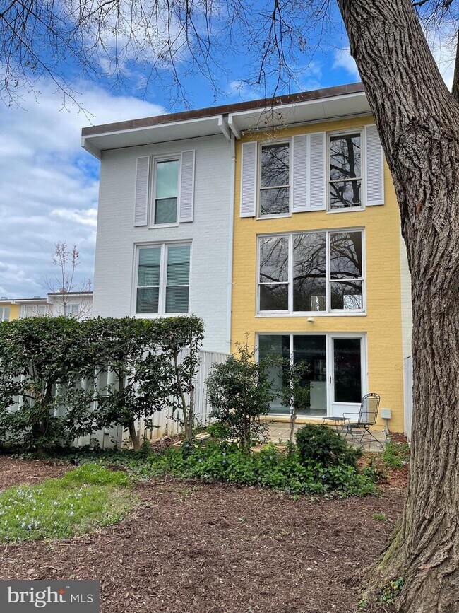 Building Photo - 803 Delaware Ave SW
