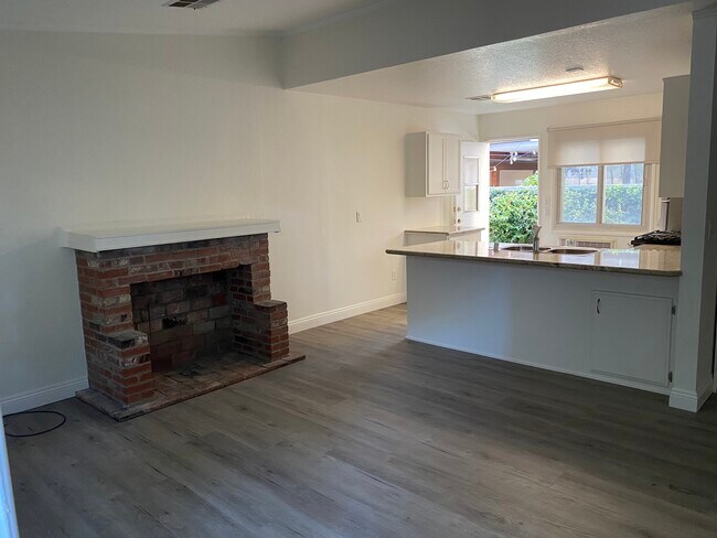 Building Photo - 713 Huntley Dr