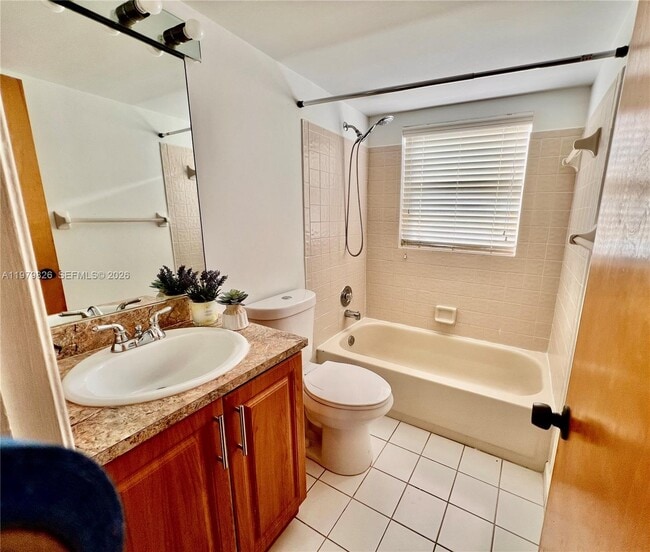 Building Photo - 809 Twin Lakes Dr