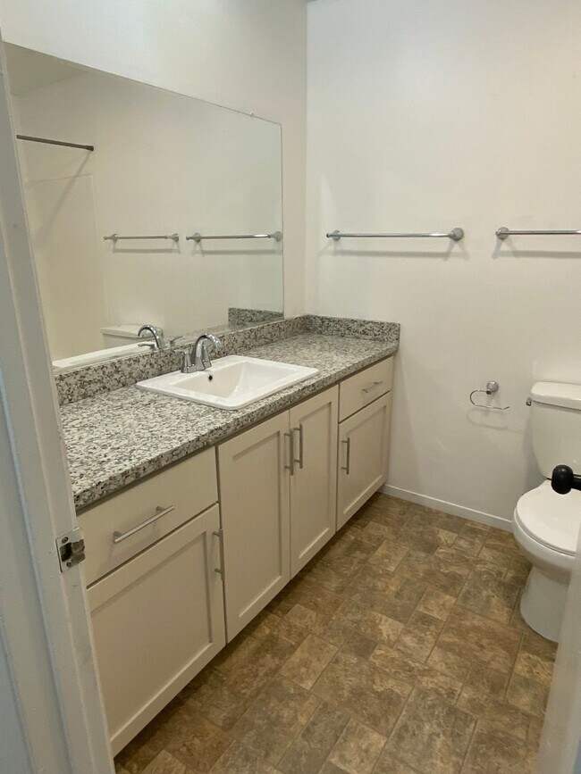 Building Photo - Available NOW - Cute 3 Bed 2 bath home in ...