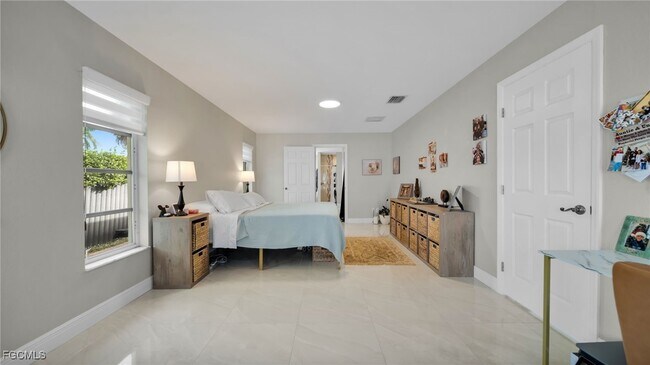 Building Photo - 3730 SE 4th Ave