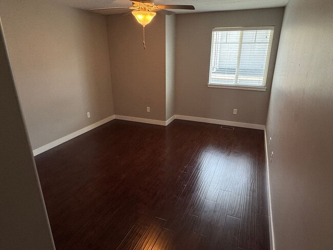 Building Photo - Beautiful 3 bedroom 2 1/2 bath townhome