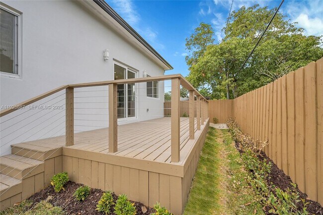 Building Photo - 2931 SW 12th Ave