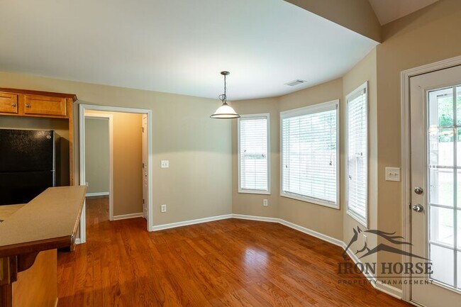 Building Photo - 285 Finch Way