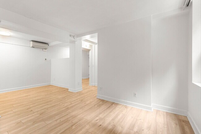 Building Photo - 1205 SW Cardinell Dr