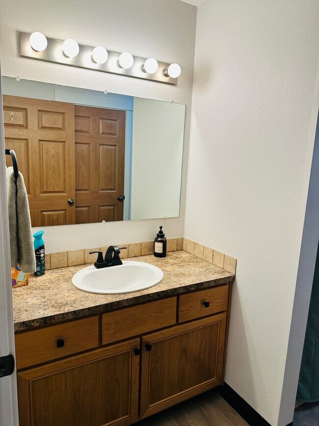 Building Photo - Charming Condo in Terrific Salmon Creek Location