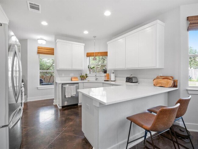 Building Photo - 10103 Twin Lake Loop