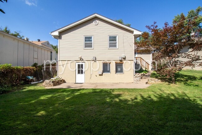 Building Photo - Spacious 4 Bed 2 Bath Home!