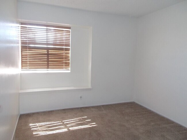 Building Photo - 4-Bedroom Home with Spacious Backyard