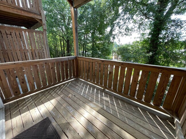 Building Photo - Wonderful location and features for this s...