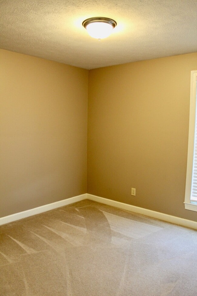 Building Photo - Large Townhome with a garage for rent! Lar...
