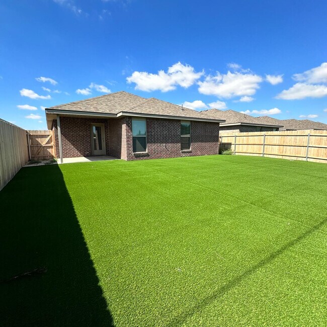 Building Photo - 2059 Kenwood Ave